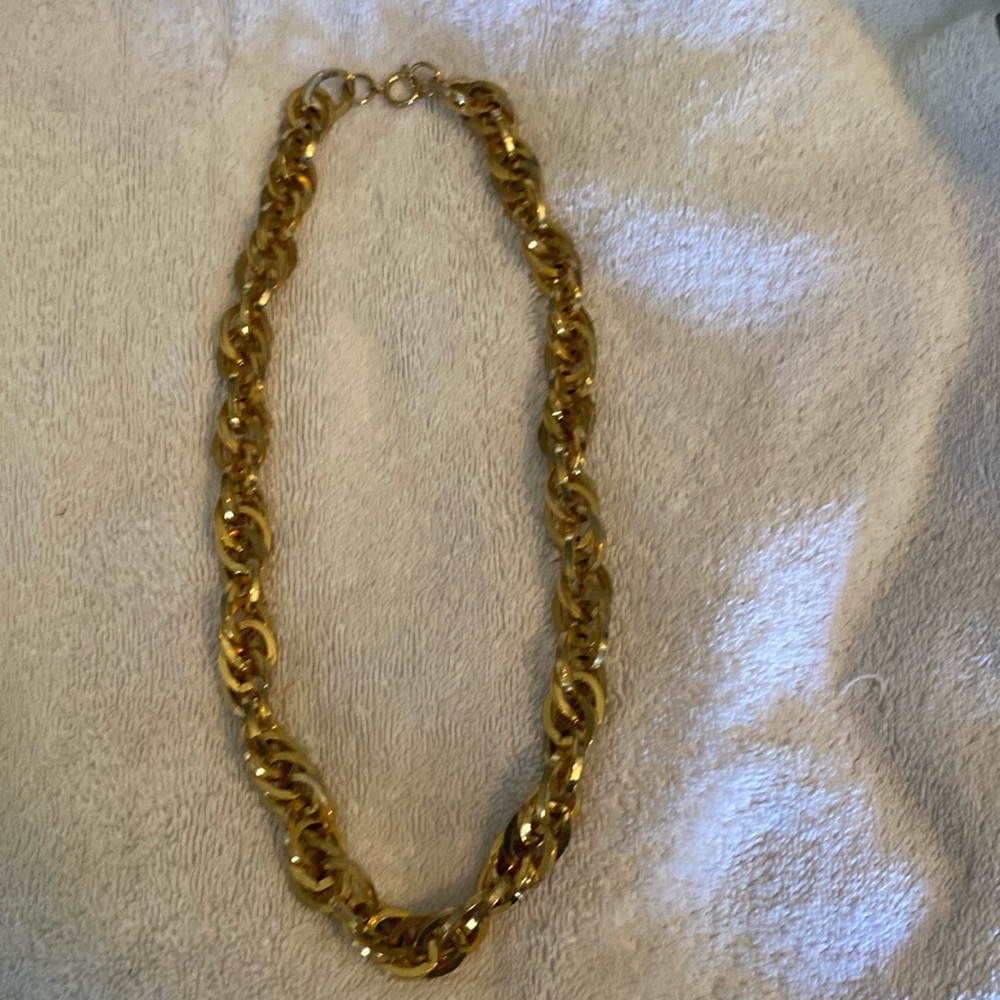 Gorgeous gold stunning necklace.